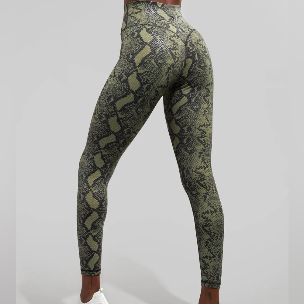 Buff bunny M rebel leggings snake print